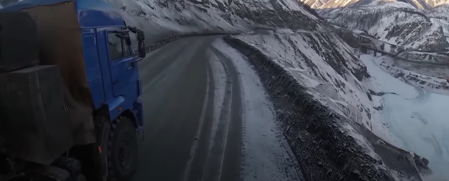  фура на зимней дороге